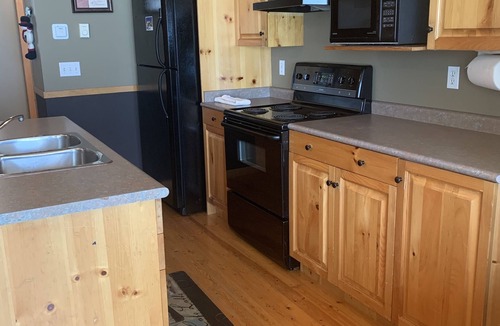 Snow Pine Estates Ski Chalet | Dreamy Big White Chalet ski in/ski out with Hot Tub