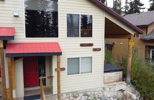 Snow Pine Estates Ski Chalet | Dreamy Big White Chalet ski in/ski out with Hot Tub