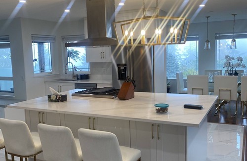 West Porpoise Bay House | Dreamy House on Sunshine Coast with a Cozy Patio
