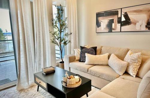 Harrison Hot Springs Apartment | Dreamy Panoramic Lakeview 1 Bedroom plus Den
