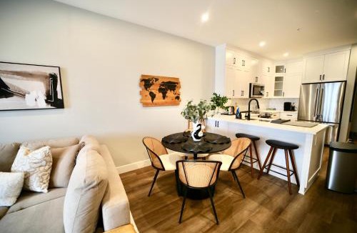 Harrison Hot Springs Apartment | Dreamy Panoramic Lakeview 1 Bedroom plus Den