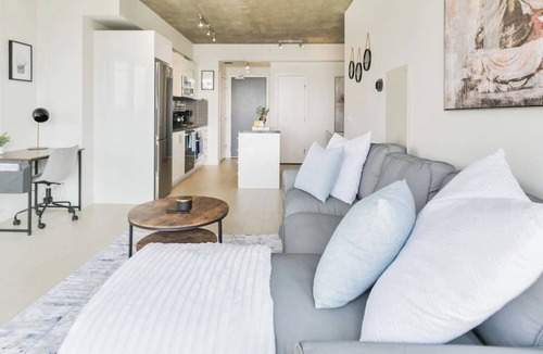 Connaught Condo | DT Views |King Bed |Mins to Saddledome |UG Parking