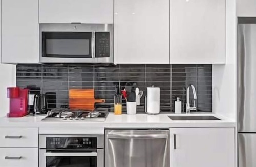 Connaught Apartment | DT Views |UG Park | Mins to Saddledome | Pool| Gym