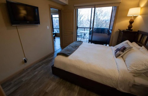 South Pandosy Apartment | Dual Ensuites with Garden View #432