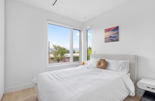 West Point Grey House | Duplex in West Point Grey with Parking and Balcony