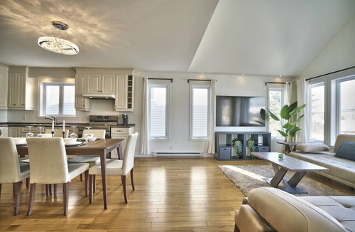 Sherbrooke House | Dynamite 2-Bedroom House WiFi Garage Sleeps 6