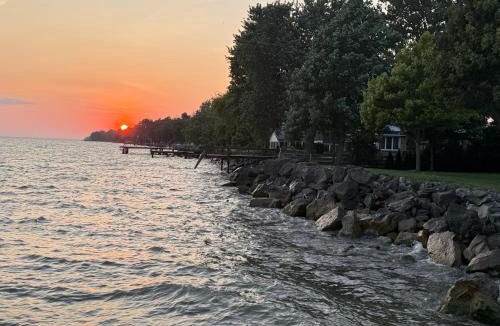Amherstburg House | E&S Lake House Retreate&S Lake House Retreat