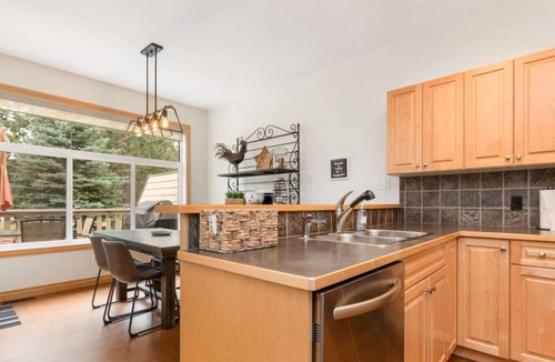 East Kootenay Apartment | Eagle Crest | Steam Shower | Fireplace | Springs