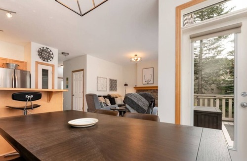 East Kootenay Apartment | Eagle Crest | Steam Shower | Fireplace | Springs