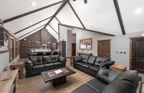 Valemount House | Eagle Nest Cabin Rental