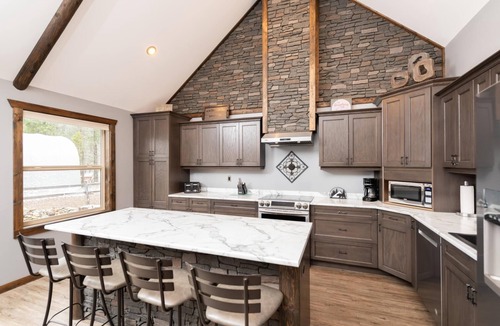 Valemount House | Eagle Nest Cabin Rental