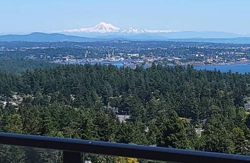 Colwood Apartment | Eagle's View Penthouse