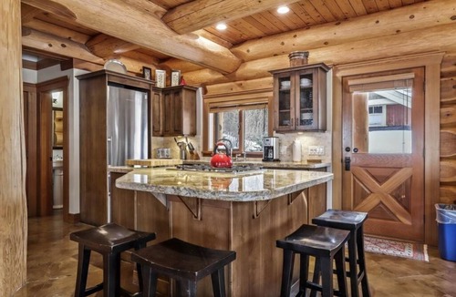 Fairways Ski Chalet | Eagle View Chalet: Spacious 3BDRM Chalet, Family Friendly w/Private Hot Tub