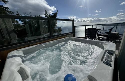 Pender Island Apartment | East Suite- Ocean Front Suite with private Hot tub