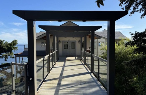 Pender Island Apartment | East Suite- Ocean Front Suite with private Hot tub