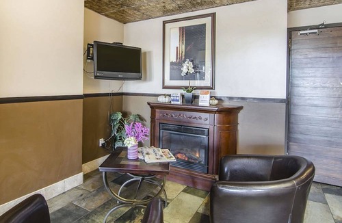 Lloydminster Hotel | Econo Lodge