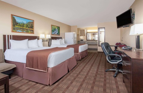 Medicine Hat Hotel | Econo Lodge Inn & Suites