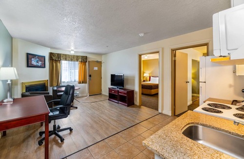 High Level Hotel | Econo Lodge Inn & Suites