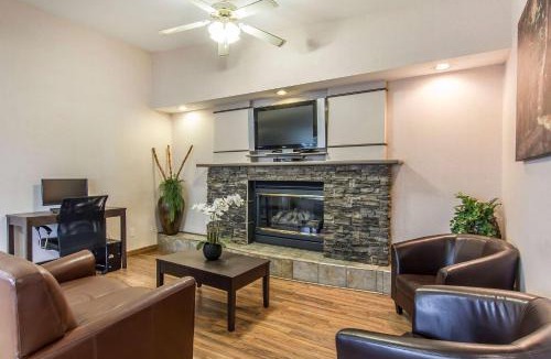 South Lethbridge Hotel | Econo Lodge Inn & Suites