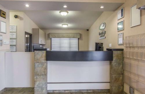 South Lethbridge Hotel | Econo Lodge Inn & Suites