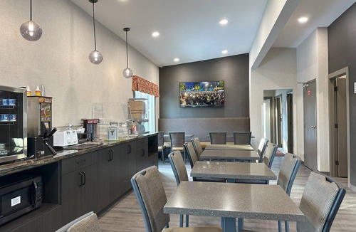 South Lethbridge Hotel | Econo Lodge Lethbridge