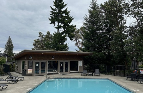 Regional District of Nanaimo House | Elegant 2 master bdrm 2.5 bath townhome ocean views beach access, pool, hot tub