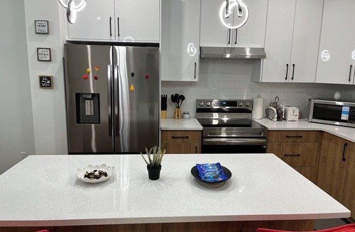 Beaumont House | Elegant 3BD Home in Beaumont, Double Garage 2.5WC.WiFi, Near Airport, Workspace.