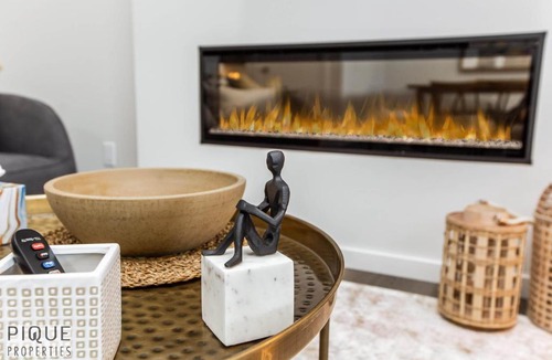 Southwest Edmonton House | Elegant 4 BDRM Ravine Home I w King Bed I Fireplace I Foosball & Fast WiFi!
