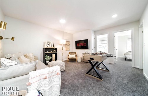 Southwest Edmonton House | Elegant 4 BDRM Ravine Home I w King Bed I Fireplace I Foosball & Fast WiFi!