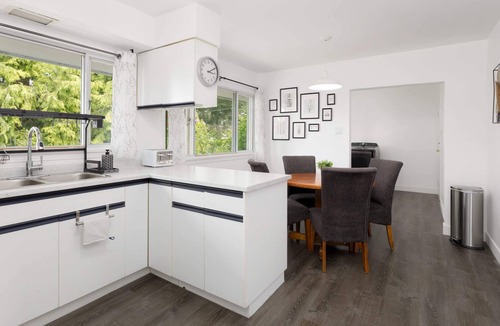 Departure Bay Villa | Elegant 5 Bedroom Ocean view House