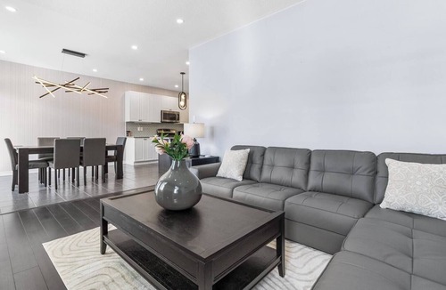 Niagara-on-the-Lake House | Elegant home with hot tub close to wineries, US border, shopping Niagara falls