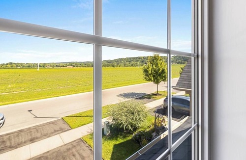 Niagara-on-the-Lake House | Elegant home with hot tub close to wineries, US border, shopping Niagara falls
