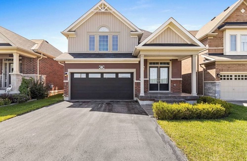 Niagara-on-the-Lake House | Elegant home with hot tub close to wineries, US border, shopping Niagara falls