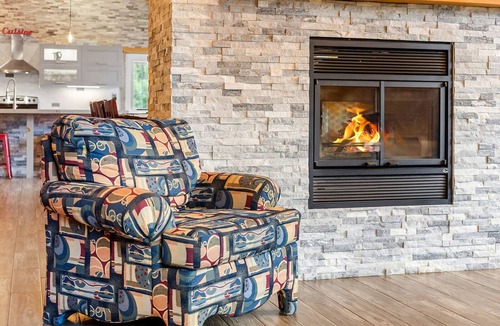 Val-des-Lacs Ski Chalet | Elegant Lake Front Chalet near Mont-Tremblant. SPA, pool table, BBQ, trampoline
