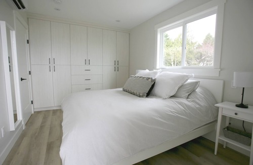Mill Bay House | Elegant Mill Bay Cottage with Spectacular Ocean View