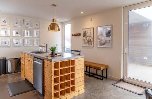 Lismore Apartment | Elegant Oceanfront Escape - hot Tub & Sauna - Private