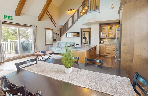 The Blue Mountains House | Elegant retreat w/high vaulted ceilings, elegant decor & shared pool