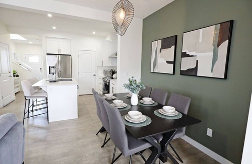 Northwest Edmonton House | Elegant Retreat: 4 King/3 Queen|Sleeps 14|Near WEM