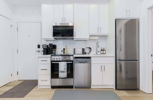 Grange Park Apartment | Elegant Suite—Near Kensington Market, Sleeps 8