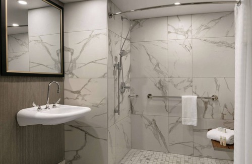 Pointe Claire Hotel | Embassy Suites by Hilton Montreal Airport