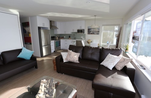 Lower Lonsdale Boat Rental | Encounter paradise at the oceans edge in a high-end floating home! Pets welcome.