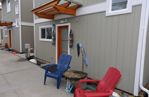 Lower Lonsdale Boat Rental | Encounter paradise at the oceans edge in a high-end floating home! Pets welcome.