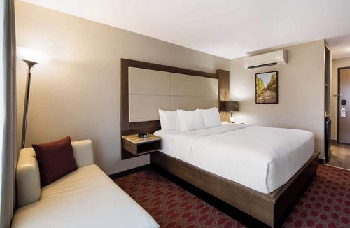 Calgary Hotel | Enjoy in Spacious Room with Swimming Pool and Mountain Scenery