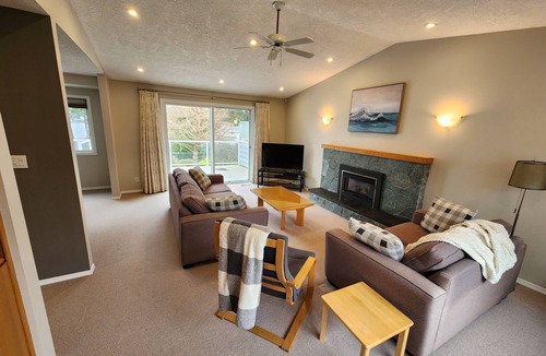 Sidney House | Enjoy the amazing views from The Beach House with private beach acces