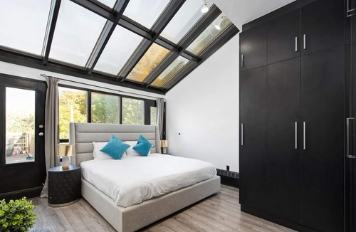 West Queen West Apartment | Entertainer's Dream/ Downtown monyxbnb.com