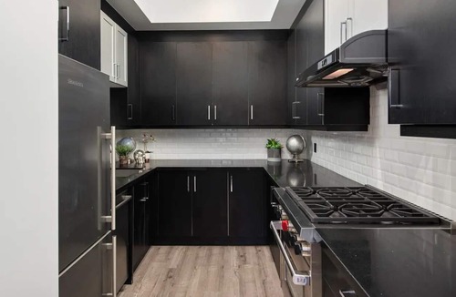 West Queen West Apartment | Entertainer's Dream/ Downtown monyxbnb.com