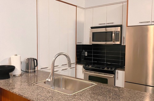Islington - City Centre West Condo | Entire 1BR Condo l Free Parking l min to Airport