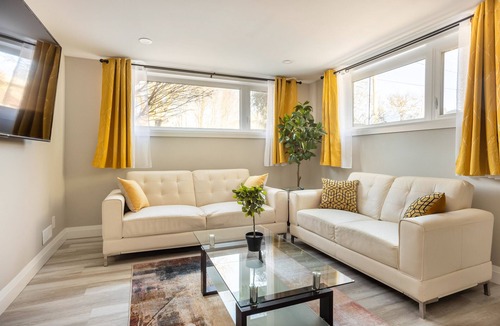 Fairfield Apartment | ENTIRE 2 BEDROOM APARTMENT DOWNTOWN