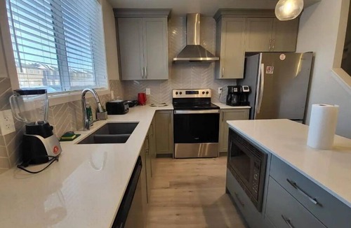 Calgary House | Entire 3bd Home Close to Calgary YYC Airport