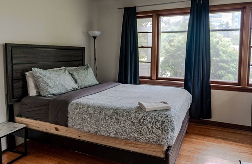 Whyte ave House | Entire bungalow with free parking Walk to all